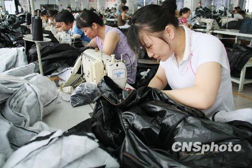 7月28日，國家統(tǒng)計(jì)局?jǐn)?shù)據(jù)顯示，2009年上半年，全國城鎮(zhèn)單位在崗職工平均工資為14638元，與上年同期相比，增加了1674元，增長12.9%，同比回落5.1個(gè)百分點(diǎn)。 中新社發(fā) 江蘇－徐瑞平 攝