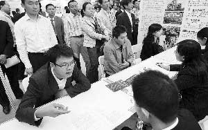 深圳倡導(dǎo)一家企業(yè)接收一名大學(xué)生。圖為大學(xué)生在招聘會上求職。（資料圖片）本報記者 薛云麾 攝