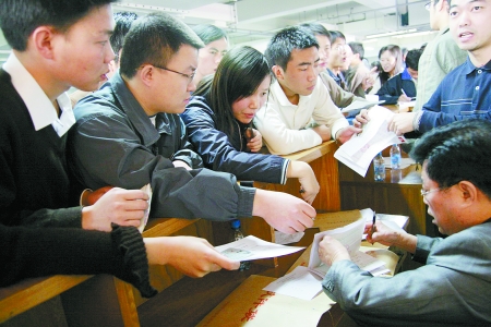 河南省部分公務(wù)員無(wú)人報(bào)名 省直機(jī)關(guān)比例達(dá)1∶333[0]