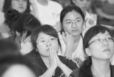 海南師范大學(xué)舉行模擬招聘會(huì)，學(xué)生的求職陳述、考官的嚴(yán)格提問(wèn)，為在校大學(xué)生下一步走向社會(huì)提供必要的鍛煉。雖然是模擬招聘會(huì)，與會(huì)同學(xué)同樣心情緊張。 《海南日?qǐng)?bào)》 蘇建強(qiáng)攝