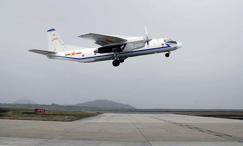3月23日,實(shí)施人工增雨作業(yè)的飛機(jī)在貴州安順某機(jī)場(chǎng)起飛。面對(duì)西南地區(qū)持續(xù)的干旱,成都軍區(qū)空軍部隊(duì)在地面展開(kāi)全面抗旱救災(zāi)的同時(shí),派出飛機(jī)在四川、貴州兩省實(shí)施人工增雨作業(yè)。截至3月25日,已有效實(shí)施人工增雨飛行15架次。新華社發(fā)(劉應(yīng)華 攝)