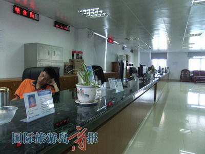 10時50分，記者在二樓服務(wù)大廳發(fā)現(xiàn)，這位糧食局的辦事人員也在睡覺-商