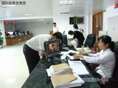10時50分，無獨(dú)有偶，二樓服務(wù)大廳里竟有三個部門的辦事員在看電影