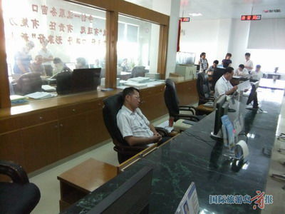 10時45分，商報記者來到一樓大廳水務(wù)服務(wù)窗口時，這名男子睡得正香