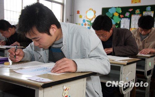 4月25日，2010年山東省公務(wù)員考試錄用公共科目筆試在全省17個(gè)地市同時(shí)舉行?？荚噲?bào)考人數(shù)為40.8萬(wàn)人，比去年增長(zhǎng)4.4%，競(jìng)爭(zhēng)8619個(gè)職位。這是山東省實(shí)行公務(wù)員考錄制度以來，規(guī)模最大、人數(shù)最多的一次考試。 中新社發(fā) 吉 喆 攝