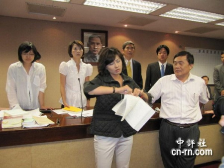 法案初審?fù)ㄟ^后，邱議瑩氣得撕毀《六法全書》抗議