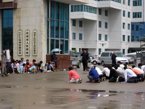 廣東化州村民政府門前下跪一小時(shí)無(wú)人理(圖)