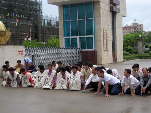 廣東化州村民政府門前下跪一小時(shí)無(wú)人理(圖)