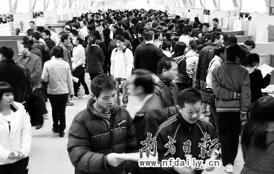 　　報(bào)考的外來務(wù)工人員年齡應(yīng)在35歲以下，具有大專以上學(xué)歷，在職位所在市的企業(yè)工作3年以上。南方日報(bào)記者張由瓊攝