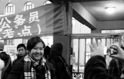 　昨日下午4時30分許，在沈陽市126中學(xué)考點(diǎn)，結(jié)束了公務(wù)員筆試的人們走出了考場。有的考生還在條幅前拍照留念。 記者 王冠楠 攝